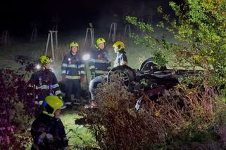 Auto s opilými cizinci v Běchovicích vyletělo ze silnice, po kotrmelcích zůstalo převrácené na střeše - Novinky